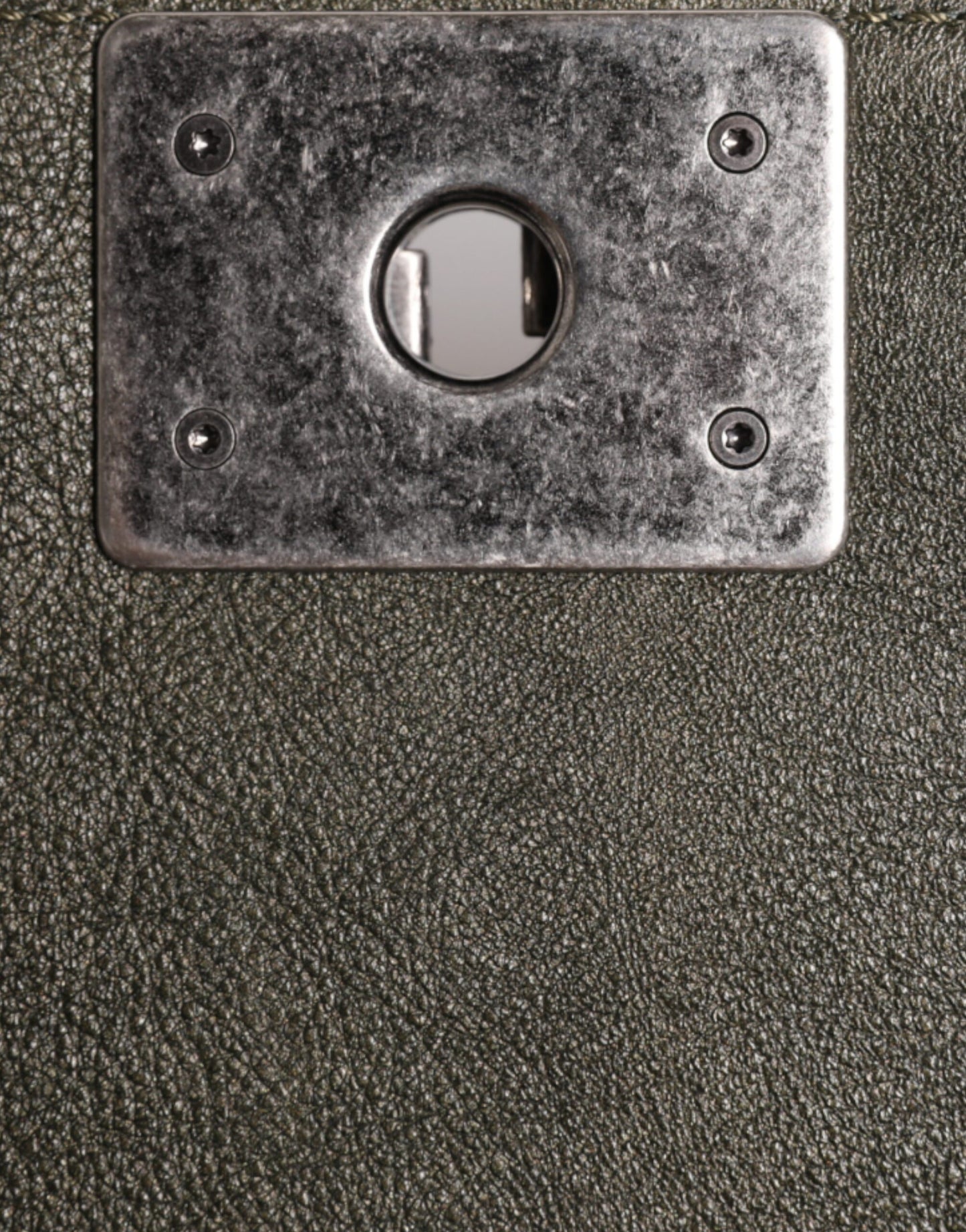 Sac à bandoulière Chanel en cuir vert foncé et métal gris