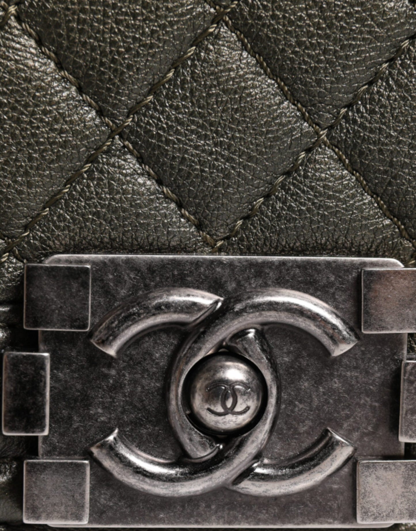 Sac à bandoulière Chanel en cuir vert foncé et métal gris