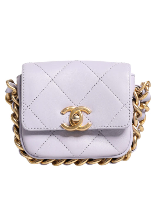 Mini sac bandoulière Chanel en cuir de veau matelassé bleu avec rabat à chaîne