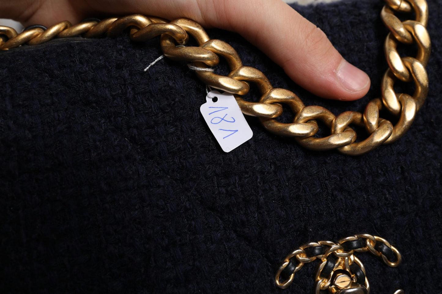 Sac à bandoulière Chanel bleu foncé à rabat moyen en tweed CC avec chaîne grise et dorée
