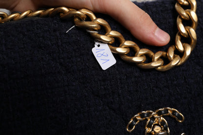 Sac à bandoulière Chanel bleu foncé à rabat moyen en tweed CC avec chaîne grise et dorée