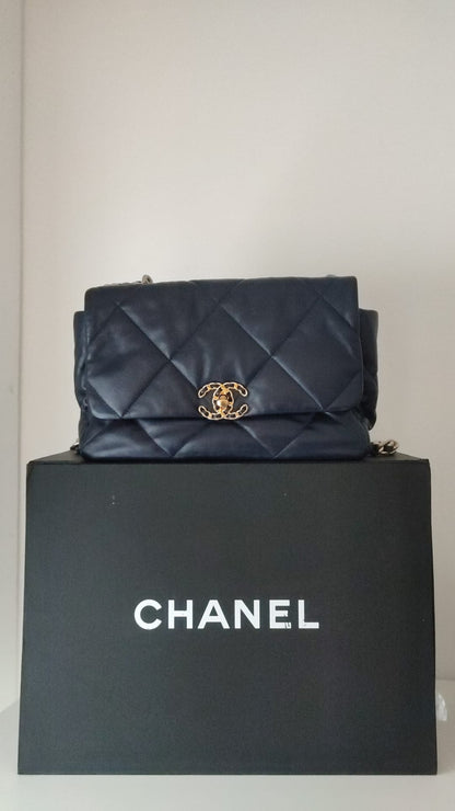 Grand sac à bandoulière en cuir bleu matelassé Chanel avec chaîne