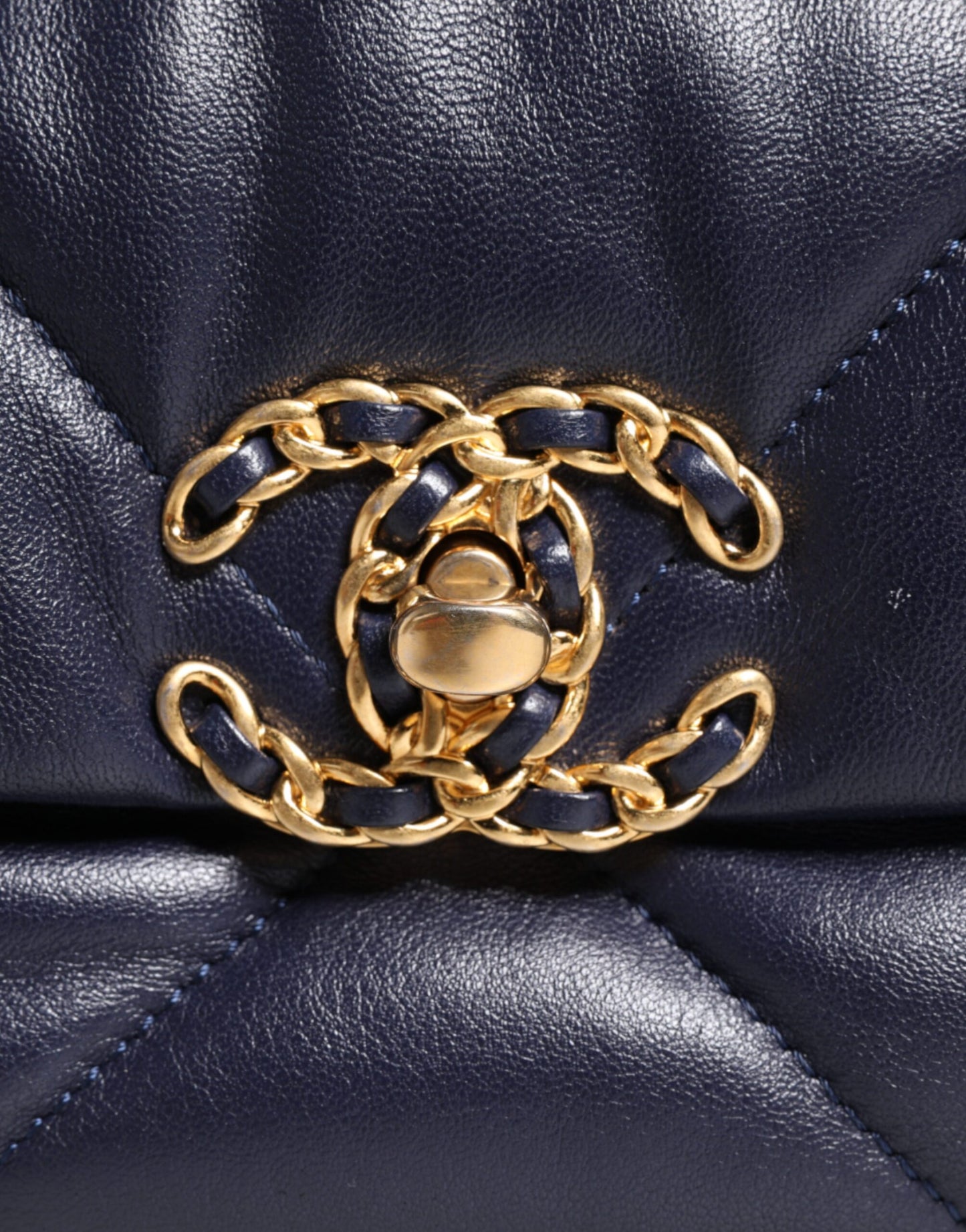 Grand sac à bandoulière en cuir bleu matelassé Chanel avec chaîne