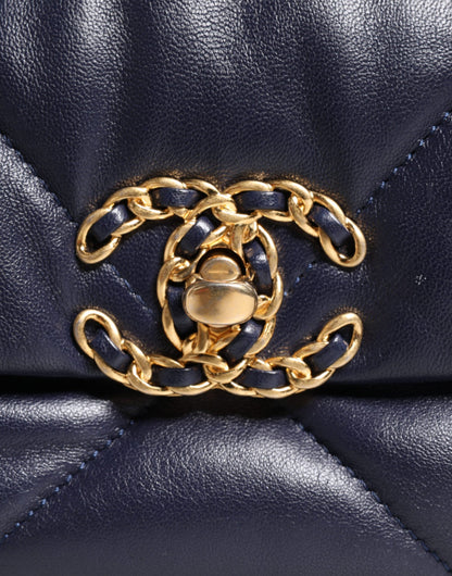 Grand sac à bandoulière en cuir bleu matelassé Chanel avec chaîne