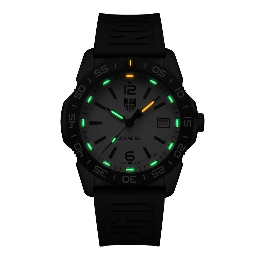 Montre Luminox en caoutchouc noir