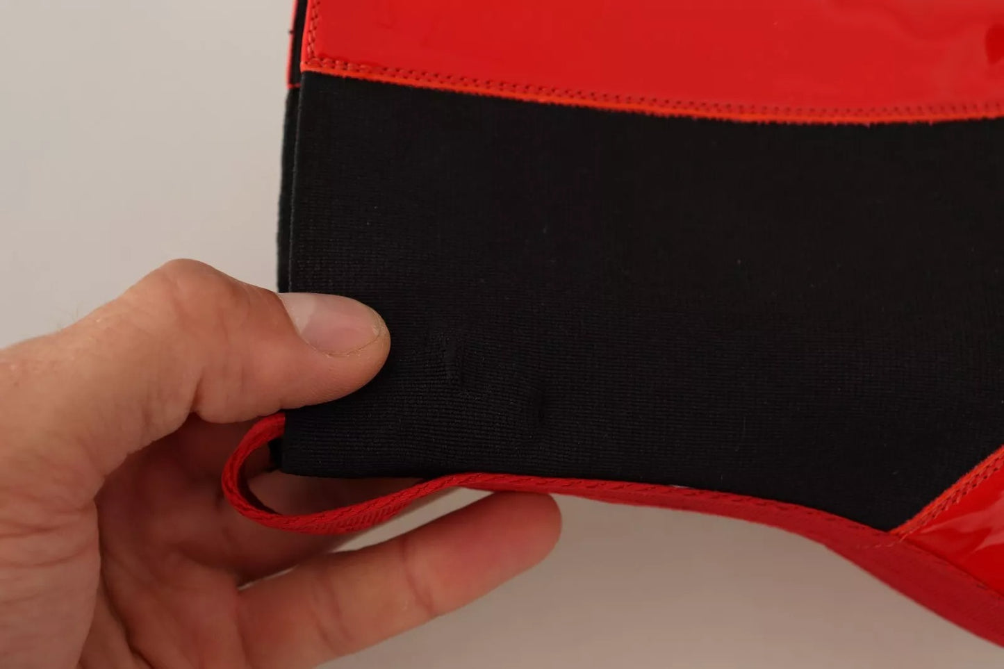 Bottines à talons en cuir rouge et tissu noir avec logo GCDS