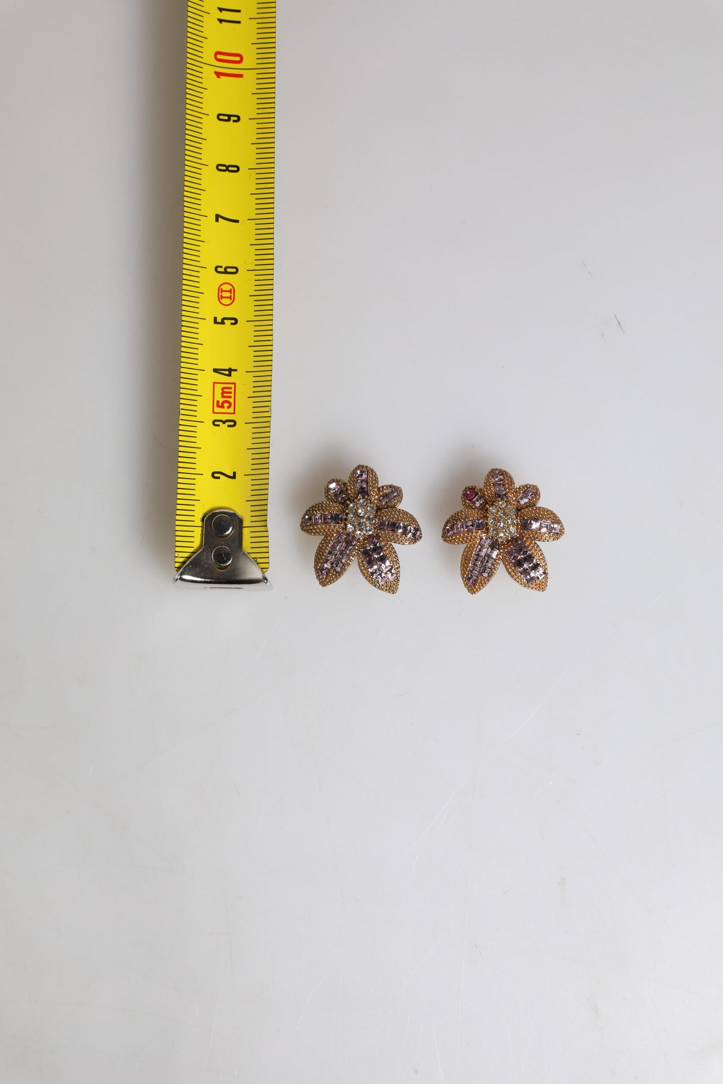 Boucles d'oreilles à clip Dolce &amp; Gabbana en laiton doré et cristaux violets en forme de fleur