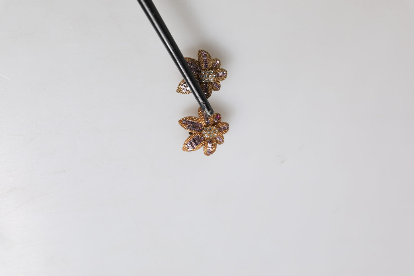 Boucles d'oreilles à clip Dolce &amp; Gabbana en laiton doré et cristaux violets en forme de fleur