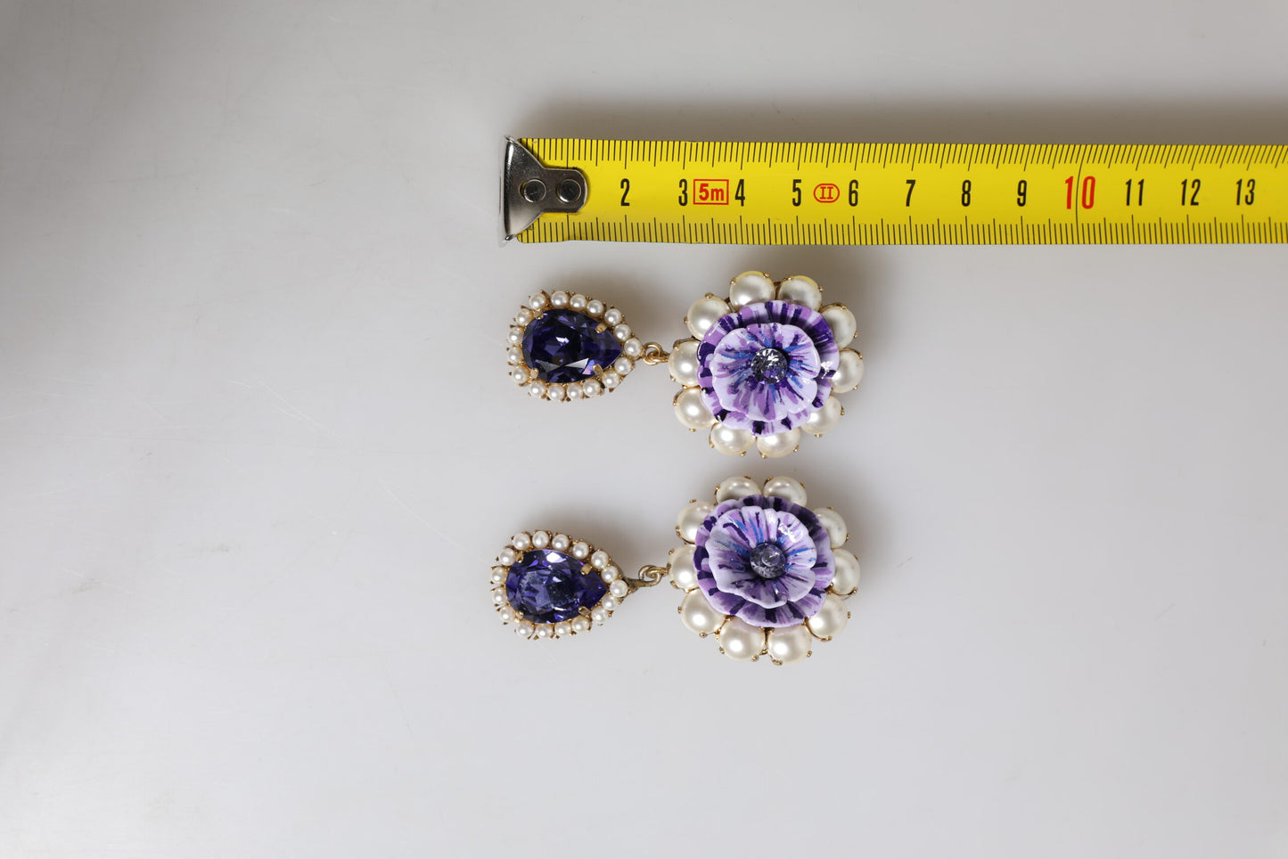 Boucles d'oreilles à clip Dolce &amp; Gabbana en forme de fleur violette et de perles en forme de larme
