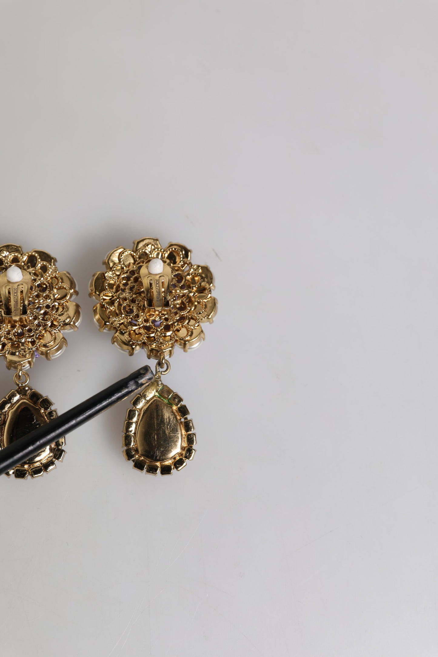Boucles d'oreilles à clip Dolce &amp; Gabbana en forme de fleur violette et de perles en forme de larme