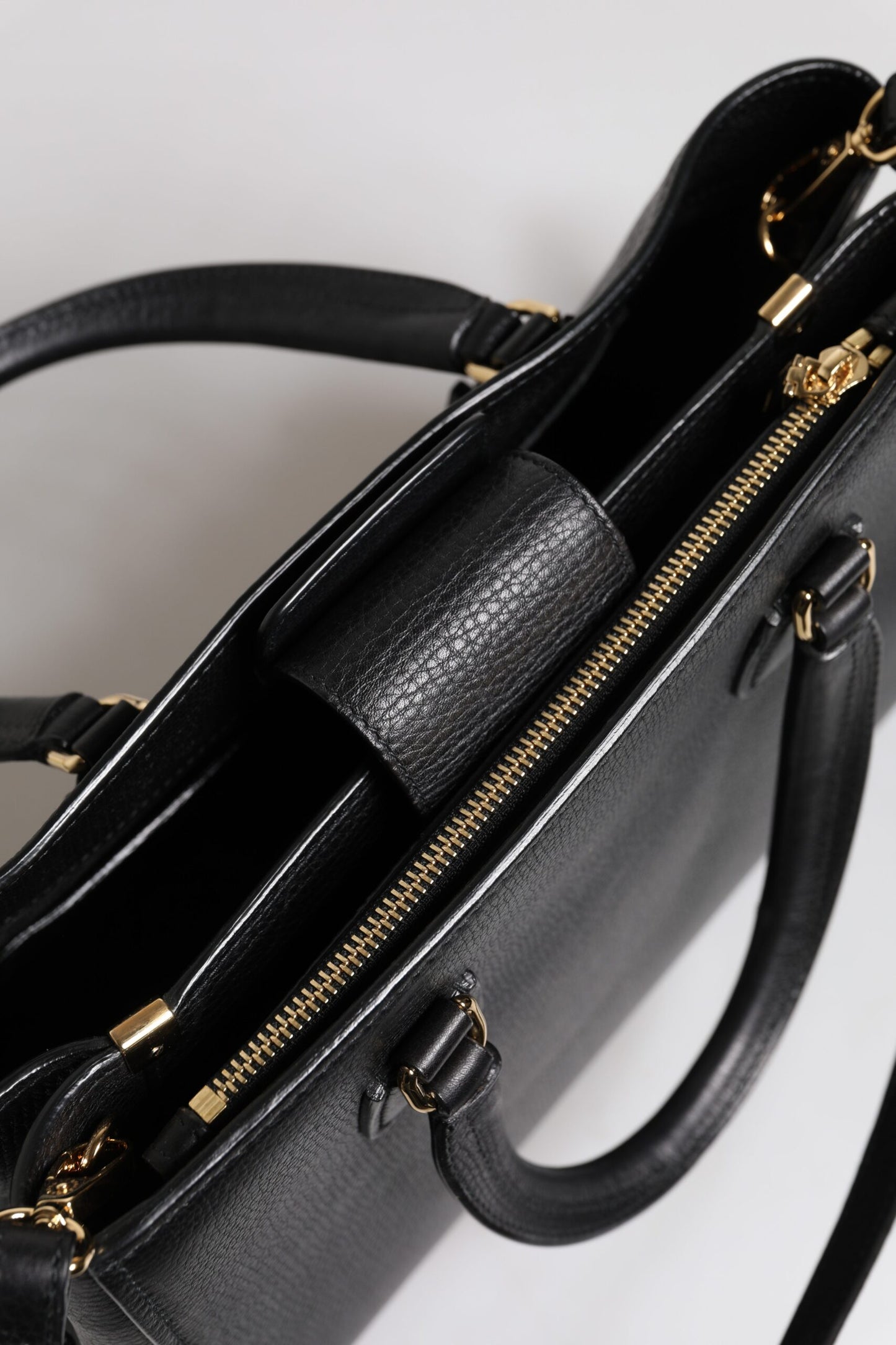 Sac à main à bandoulière Dolce &amp; Gabbana en cuir de veau noir avec plaque logo