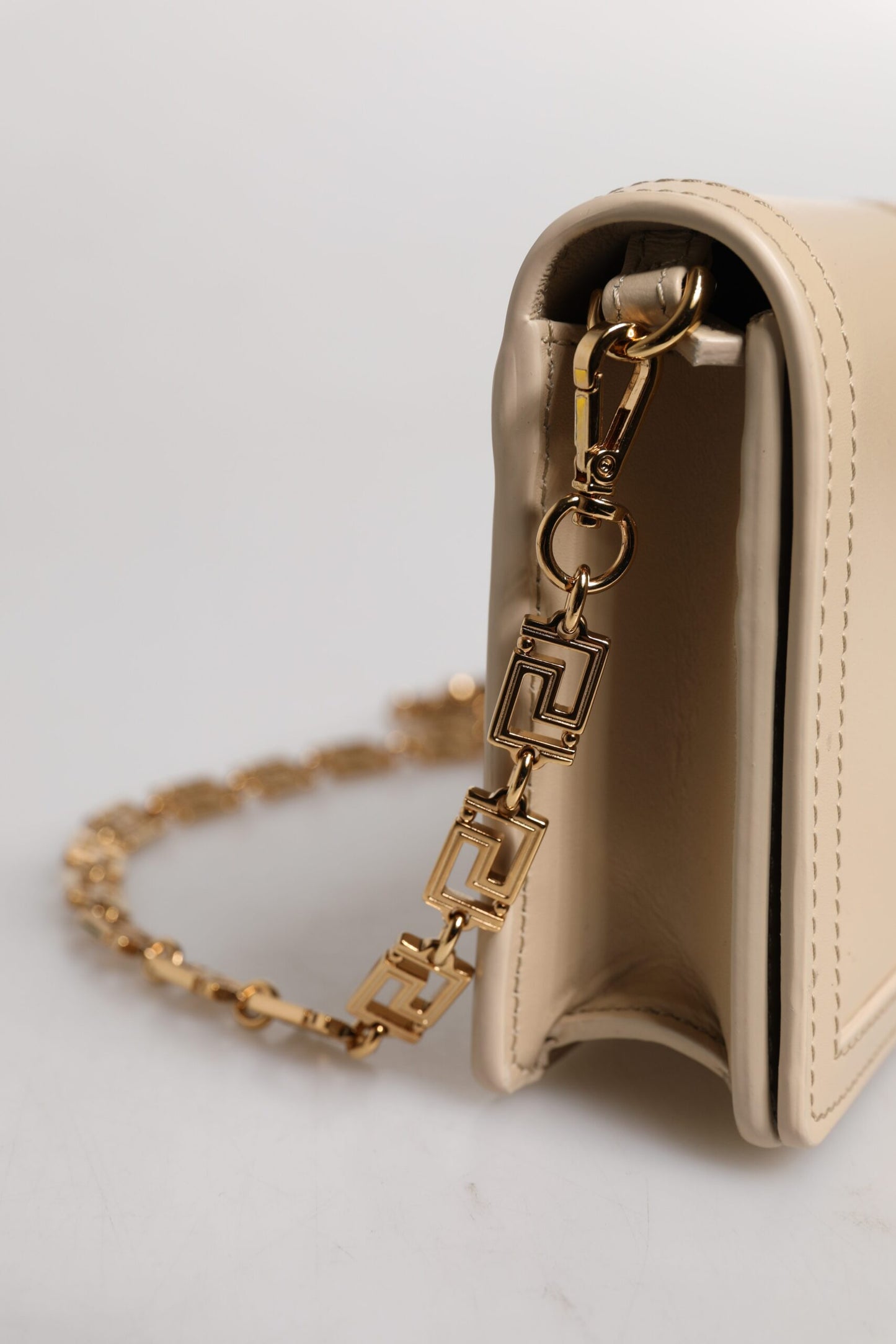 Sac bandoulière portefeuille Versace en cuir de veau beige avec chaîne dorée