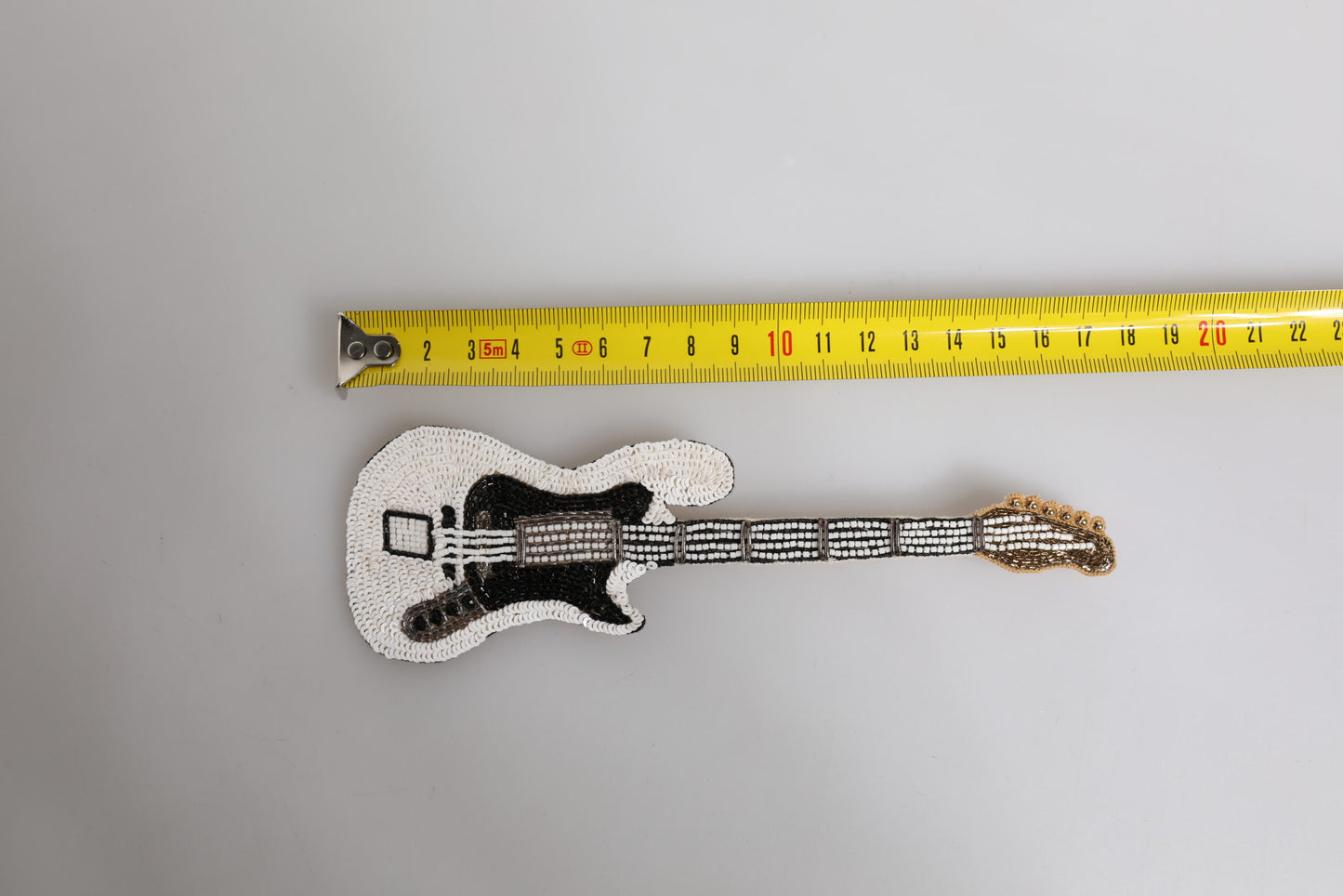 Broche guitare perlée en laiton doré avec logo Dolce &amp; Gabbana
