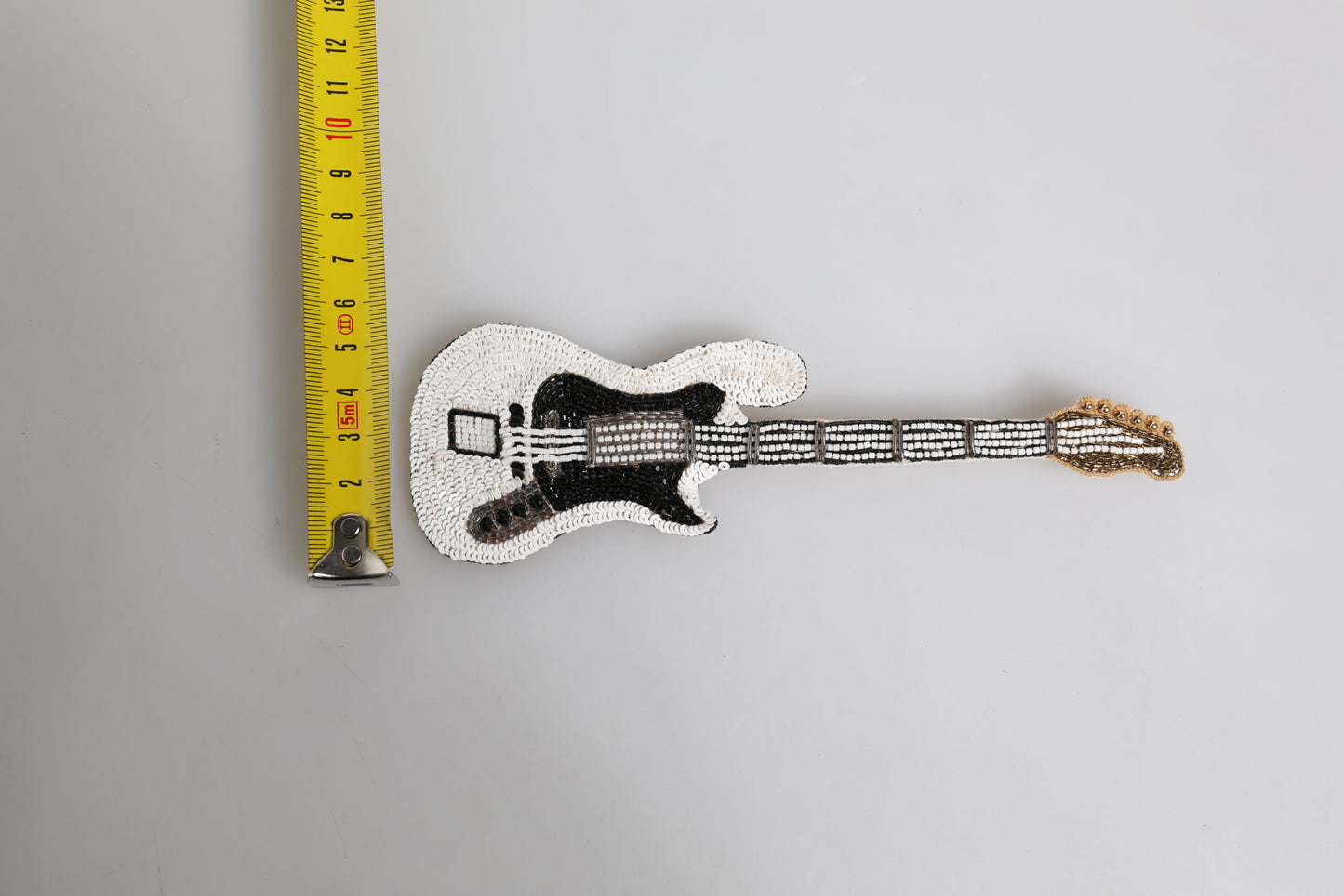 Broche guitare perlée en laiton doré avec logo Dolce &amp; Gabbana