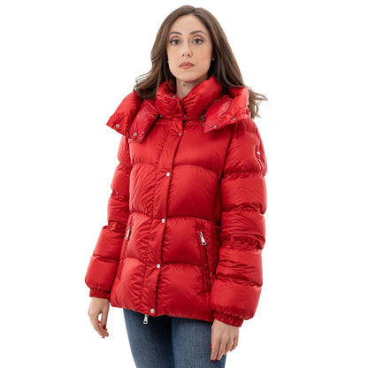 Ajoutez des vestes et un manteau en polyamide rouge