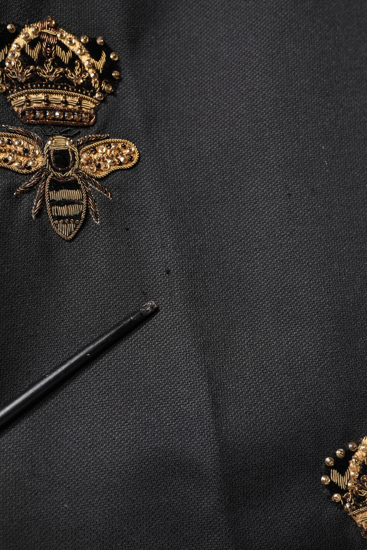 Costume 2 pièces Dolce &amp; Gabbana noir avec broderie couronne d'abeilles