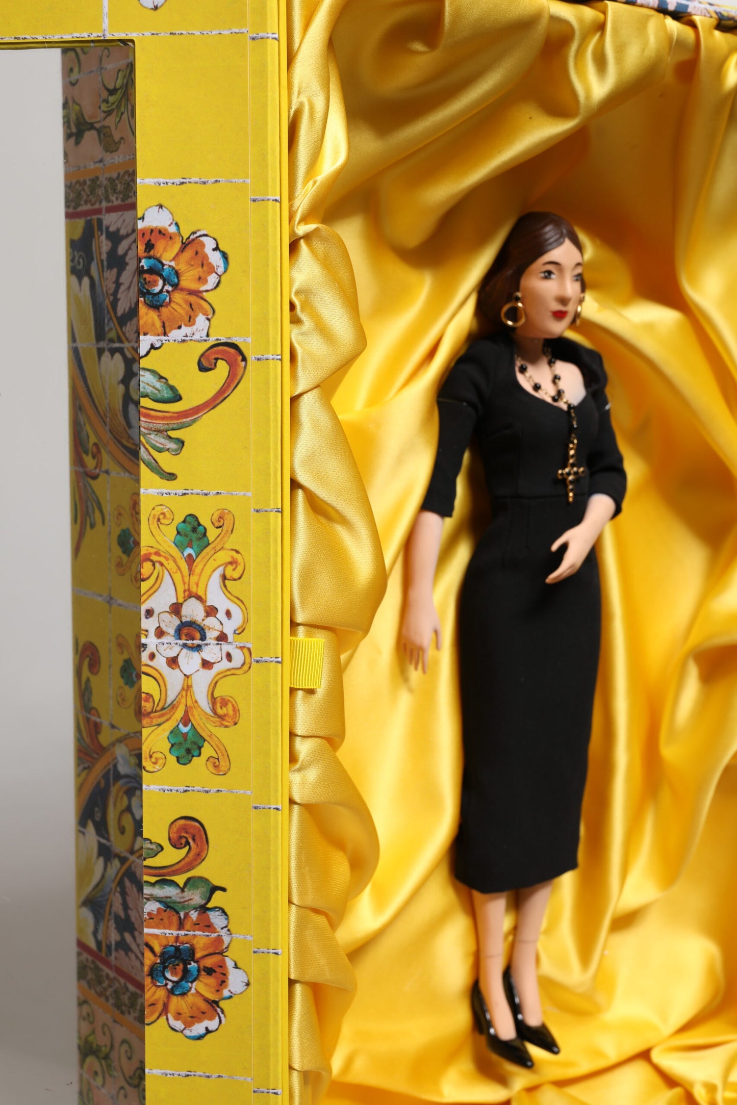 Poupées en porcelaine et céramique Dolce &amp; Gabbana, robe noire, mode