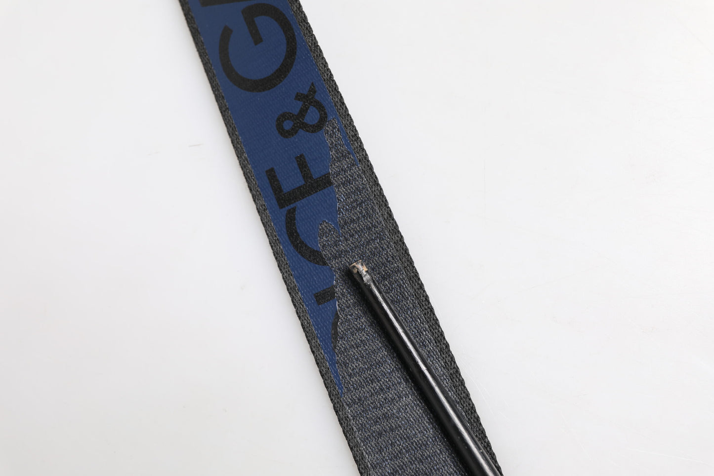 Ceinture Dolce &amp; Gabbana noire et bleue avec boucle en métal argenté et logo DG