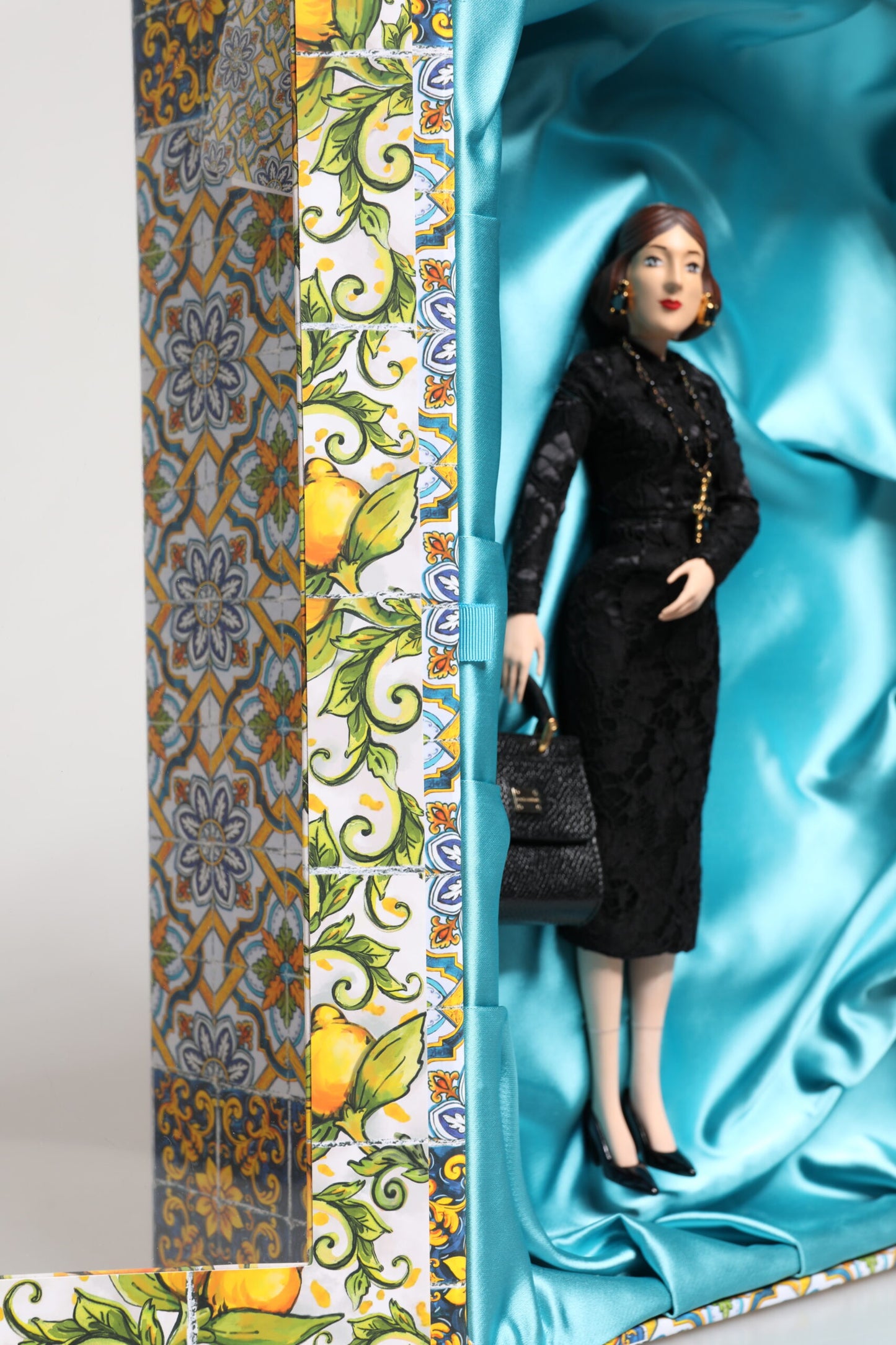 Robe noire Dolce &amp; Gabbana MARIA Défilé de mode en porcelaine Poupées en cuir Sicily