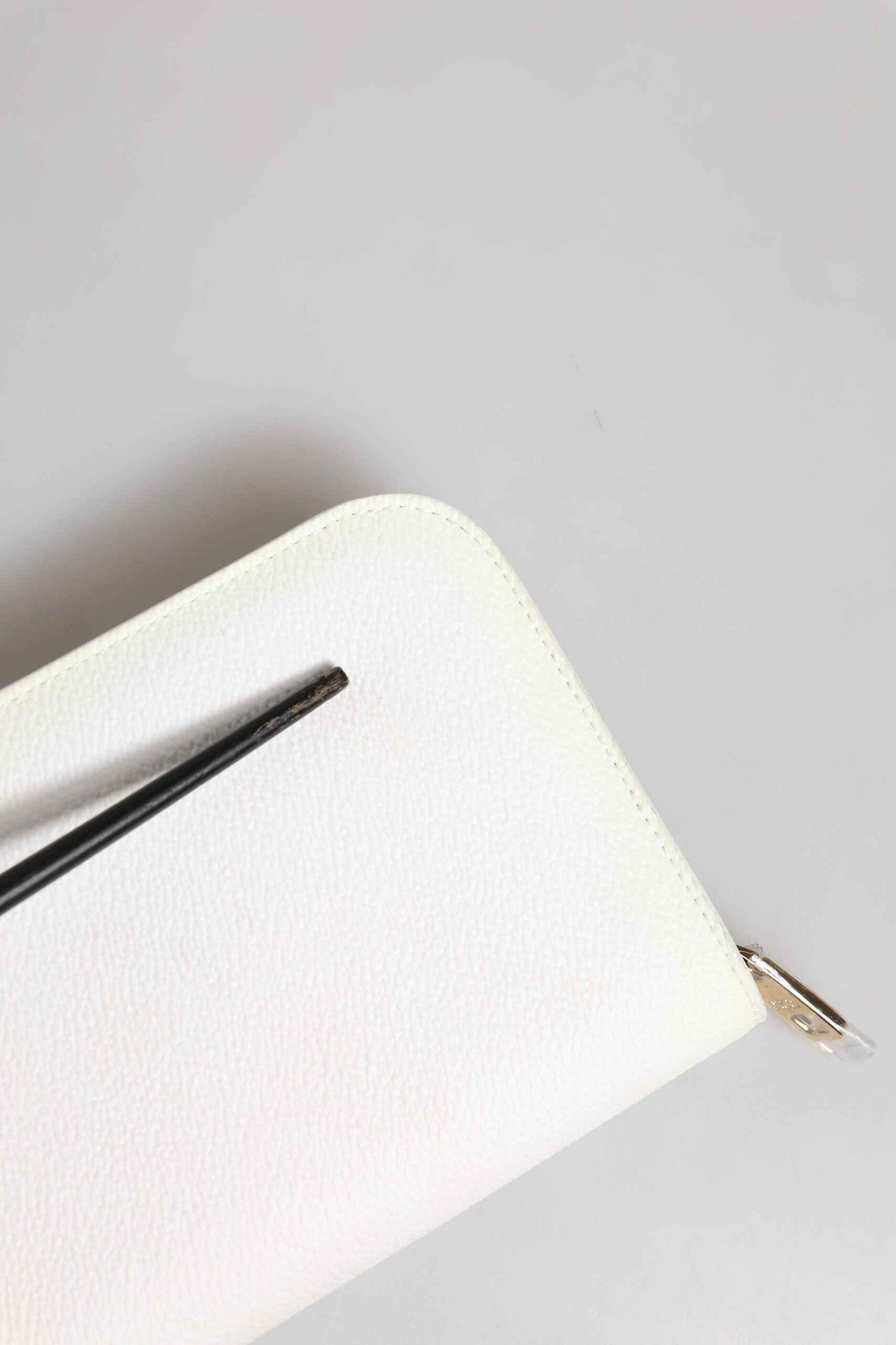 Dolce & Gabbana White Leather Logo Plaque Zip Around Continental Wallet