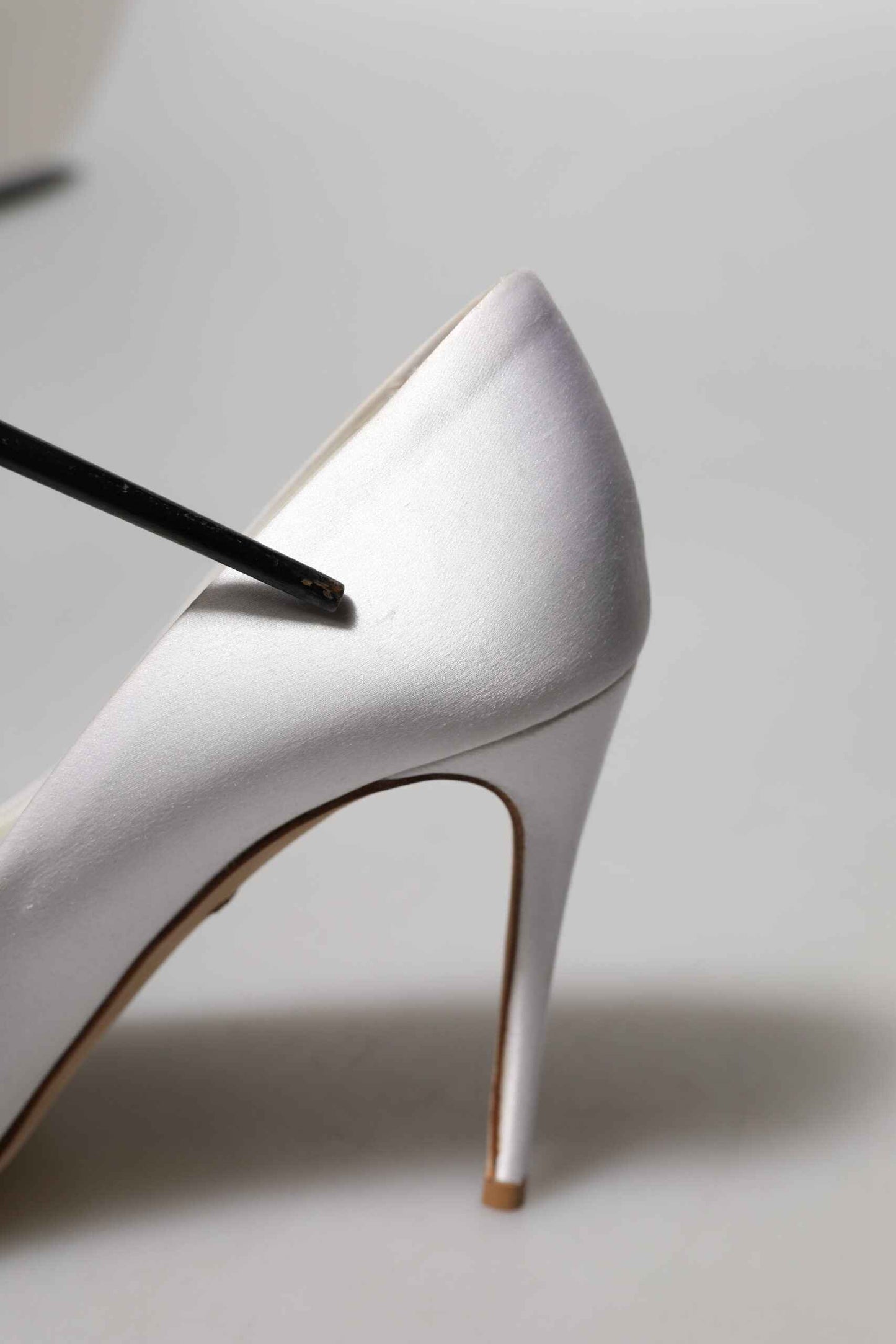 Dolce & Gabbana Open Toes Pumps Satin Wit Kristallen